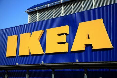 Londýn, Veľká Británia - 19. novembra 2011 ikea logo reklamný nápis mimo svojich maloobchodných supermarketov v brent parku wembley