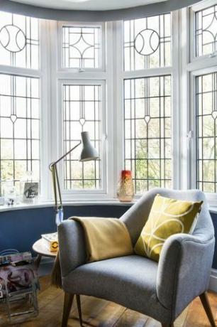 Modrá retro obývacia izba inšpirovaná klasickými knihami
