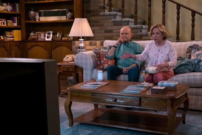 že 90. roky ukazujú l to r kurtwood smith ako červený forman, debra jo rupp ako kitty forman v epizóde 104 tej 90. šou cr patrick wymorenetflix © 2022