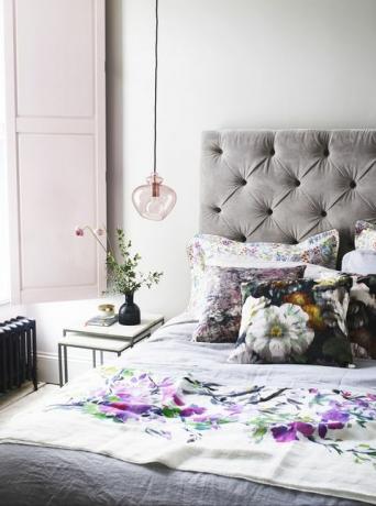 moderná spálňa so zamatom a kvetinami