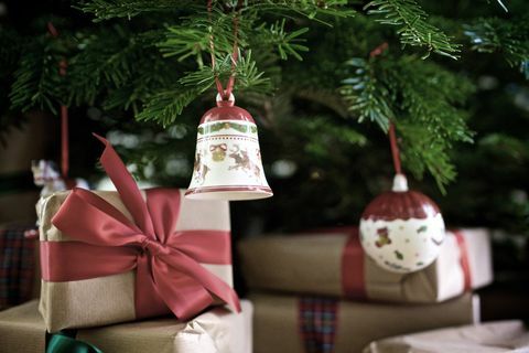 Borovice a ihly predávajú luxusný vianočný stromček zdobený Villeroy & Boch