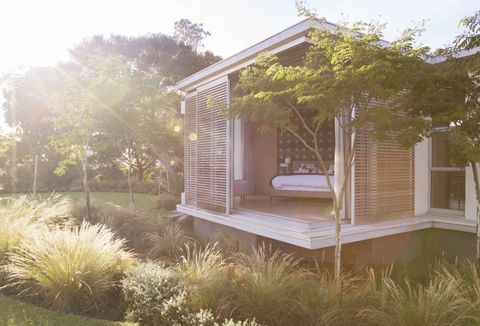 Slnečný dvor a moderná záhradná miestnosť