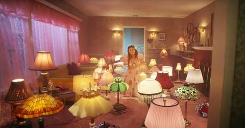 obývacia izba z hudobného videa „de una vez“ od Seleny Gomez, ktoré je plné žiaroviek v štýle tiffany