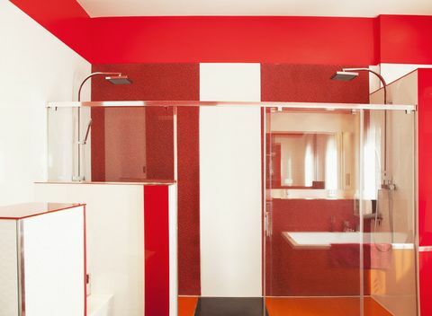 Červená a biela luxusná moderná kúpeľňa