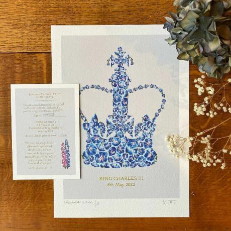 Coronation 'Delphinium Crown' A4 Limited Edition Tlač v modrej farbe