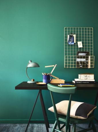 zelené zelenomodré steny za stolom a zelená stolička, honosná kancelária, bohatá zelenomodrá tvorí upokojujúce a štýlové pozadie praktického pracovného priestoru