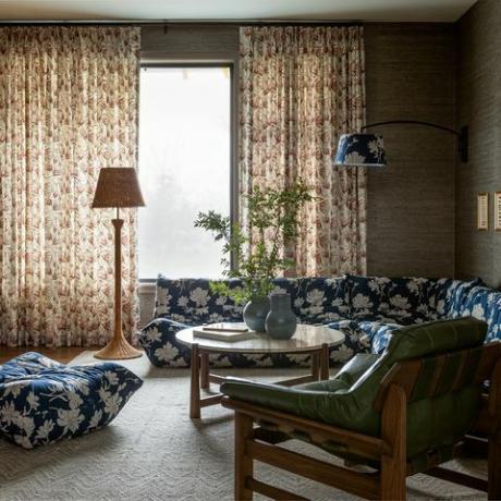 obývacia izba s modrou kvetinovou sedačkou