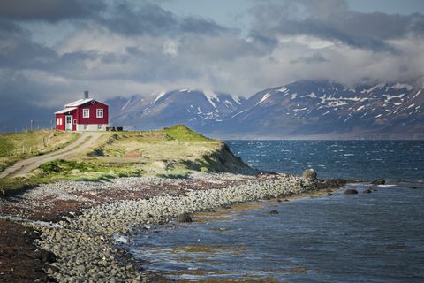 červený dom vedľa fjordu na severnom islande