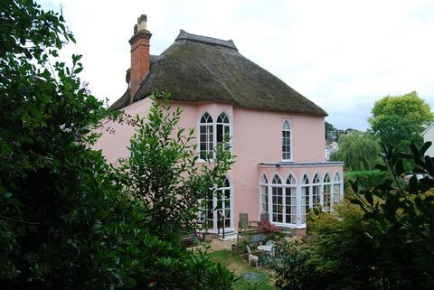 Brookdale - Devon - ružová chata - výhľad do záhrady - sila a synovia