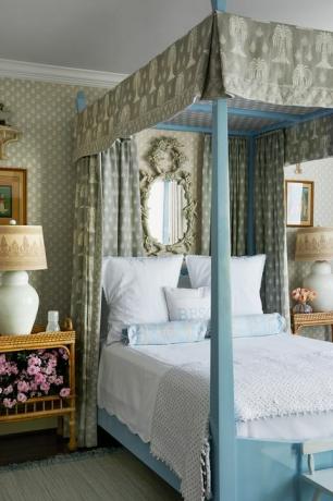 farmárska spálňa s modrou posteľou