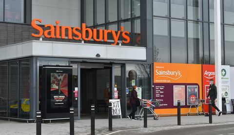 Newcastle pod lymským novembrom 5. celkový pohľad mimo sainsbury's a argos, keď oznamujú, že sainsbury's zníži 3 500 pracovné miesta a zatvorte 420 obchodov s argosom 5. novembra 2020 v Newcastli pod Lyme, Staffordshire, foto: nathan stirkgetty snímky