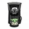Môžete si zaobstarať kávovar ‘Star Wars: Mandalorian’ doplnený o detský hrnček Yoda