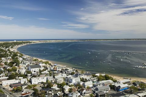 Výhľad na mesto s krivkou Cape Cod od Pilgrim Monument