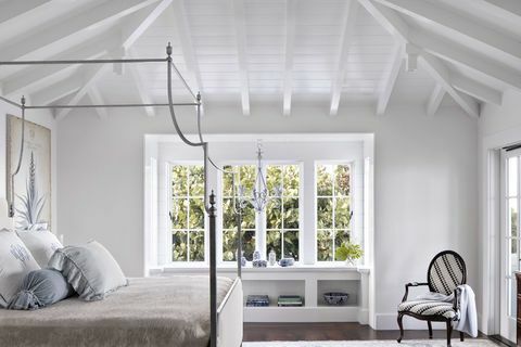 spálňa, biele drevené trámy, medený rám postele, okenná rímsa a sedadlo