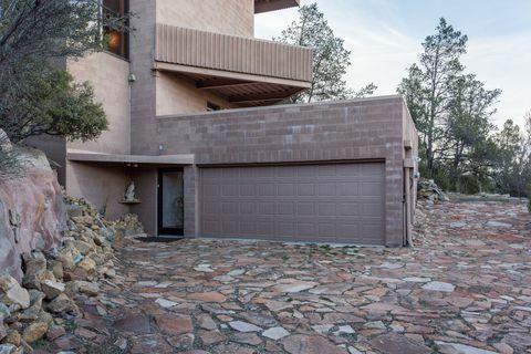 Falcon Nest, najvyšší rodinný dom na svete postavený na svahu Prescott, arizonský Thumb Butte