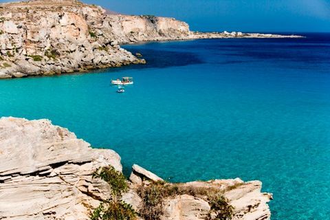 Europe. Talianska. Sicílie. Egadské ostrovy. Favignana. Cala Rossa