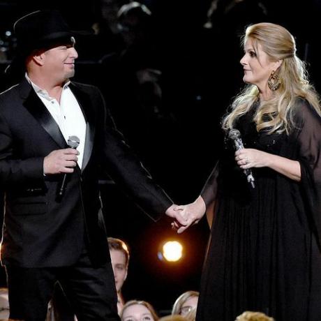 nashville, tn 2. novembra garth brooks a trisha yearwood účinkujú na pódiu pri 50. ročníku cma ocenenia v aréne bridgestone 2. novembra 2016 v nashville v tennessee foto rick diamondgetty snímky