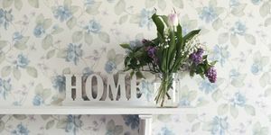 Kvetinová váza na polici doma so znamením