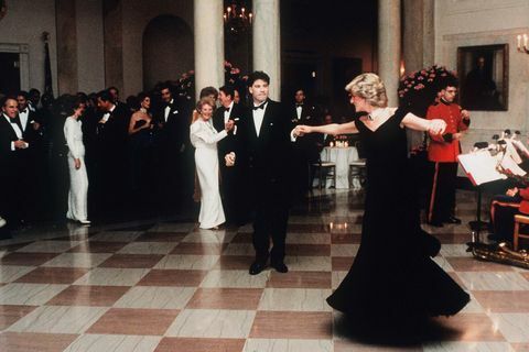 Washington, DC 9. novembra Diana, princezná z Walesu, oblečená v polnočnom modrom zamate, večerná róba cez rameno navrhnutá Viktorom Edelsteinom, je sledovaná nami prezident Ronald Reagan a prvá dáma Nancy Reagan, keď tancovala s Johnom Travoltom v Bielom dome 9. novembra 1985 vo Washingtone, DC - fotografia Anwar Hussein wireimage