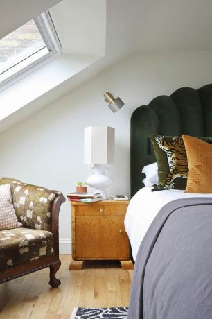 juh londýn viktoriánsky renovácia domu hlavná spálňa čelo postele biela lampa show vankúše podkrovná spálňa