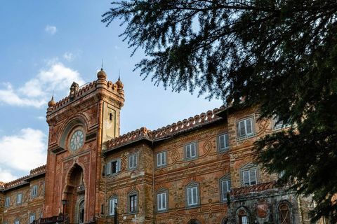 Fasáda s hodinovou vežou na zámku Sammezzano 