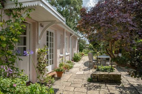 Rose Cottage, detský domov herca Pink Panther Davida Nivena v dedine Bembridge na ostrove Wight, je v predaji za 975 000 libier.