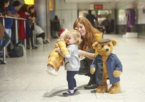 Vianočný inzerát Heathrow - Steiff nesie Doris a Edwarda Baira na letisku Heathrow