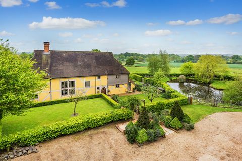 Malebná chata uvedená na zozname II. Triedy, Froggats Cottage, v Surrey, ktorá sa objavila na nedávnej epizóde Útek do krajiny BBC, je teraz na trhu za 1,6 milióna GBP. 