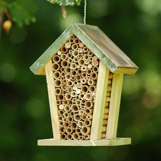 Hniezdny box pre včely so zinkovou strechou