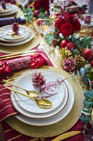 trend vianočných stolov červená a zlatá, tradičná opulentnosť