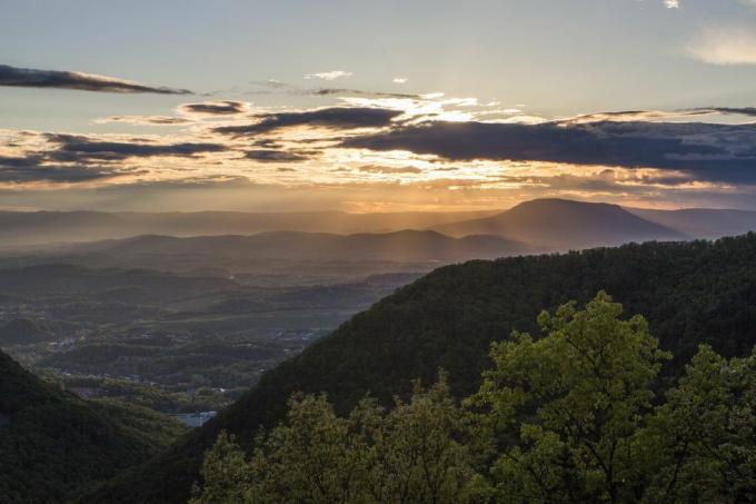 západ slnka pri pohľade z blue ridge parkway v údolí Shenandoah vo virginii, usa