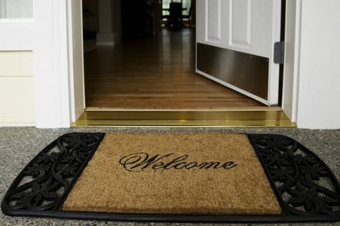 Vitajte mat vstup nový domov dvere drevené podlahy čisté príjemné