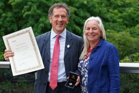 televízny záhradník Monty Don a manželka Sarah pózujú s čestnou medailou rhs victoria, ktorú dostal za výnimočné služby pre záhradníctvo počas tlačového dňa rhs chelsea flower show 2022, pondelok 23. mája 2022 rhs luke macgregor