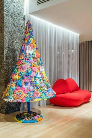 Hotel Sanderson predstavil Alice v ríši divov vianočný stromček - vyrobený výlučne z plastelíny