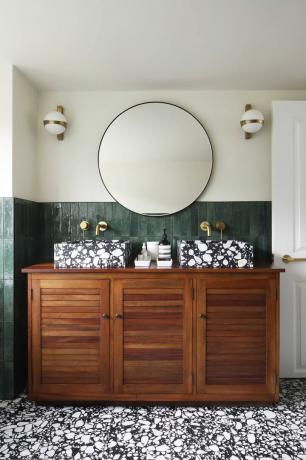 juh londýn viktoriánsky domov zelená kachľová kúpeľňa terazzo kameň drez mosadzné kohútiky