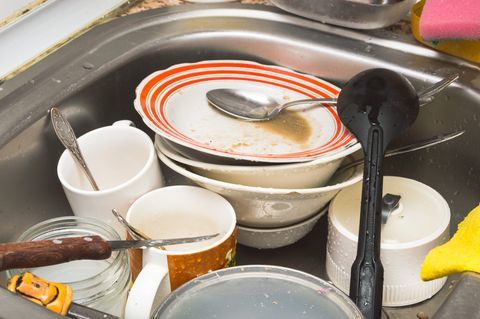 Špinavé umyté kuchynské náčinie a riad v dreze