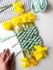 Tento umelec robí nádherné tkania pomocou kvetov - a vy tiež môžete!