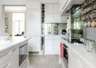 Zrekonštruovaná biela kuchyňa sa zmení na ohromujúci spoločenský priestor