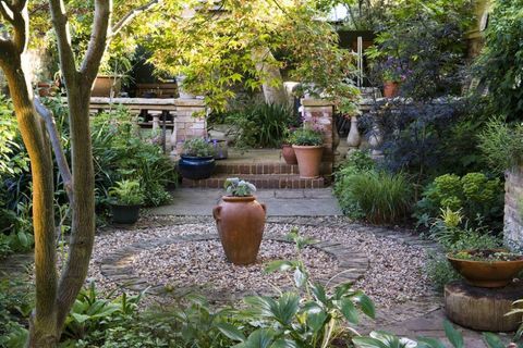 days_of_sunshine_garden_makeover_circular_courtyard