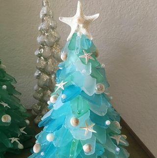 Morský sklenený vianočný stromček s ozdobami