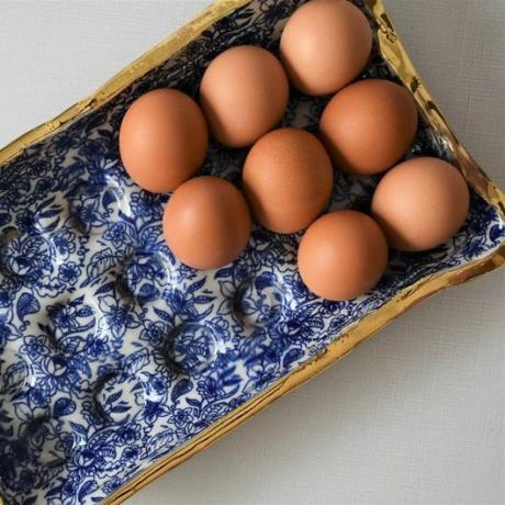 Modrý a zlatý keramický podnos na vajíčka