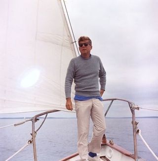 John F. Kennedy na plachetnici neďaleko Hyannisport, Massachusetts.