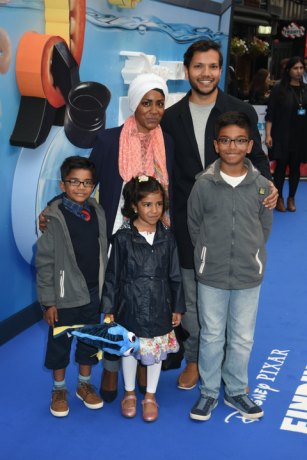 Nadiya Hussain (2.L) a hostia prichádzajú na britskú premiéru „Finding Dory“ na Odeon Leicester Square 10. júla 2016 v Londýne v Anglicku. (Foto: Dave J Hogan / Dave Hogan / Getty Images)