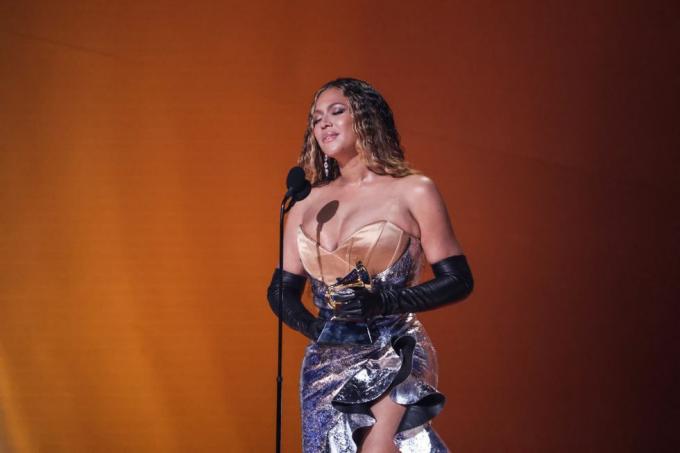 los angeles, kalifornia 5. február beyonce preberá cenu za najlepší tanečný elektronický hudobný album za renesanciu na pódiu počas 65. Grammy Awards v cryptocom aréne 5. februára 2023 v Los Angeles, Kalifornia foto od roberta Gauthiera los angeles times via getty snímky