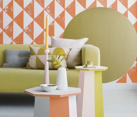 oranžovo-bielym vzorom-wall-color-paint-obývačka