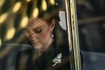 Kate Middleton nosí jemný hold kráľovnej, aby videla, ako monarcha leží v štáte