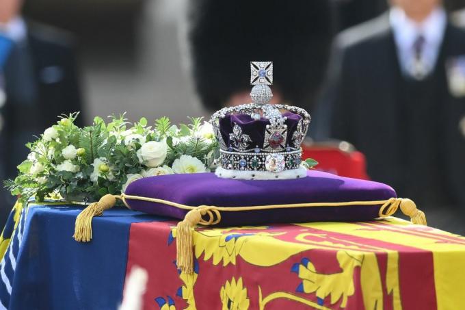 rakva nesúca kráľovnú Alžbetu II. je prenesená z Buckinghamského paláca do Westminsterského paláca