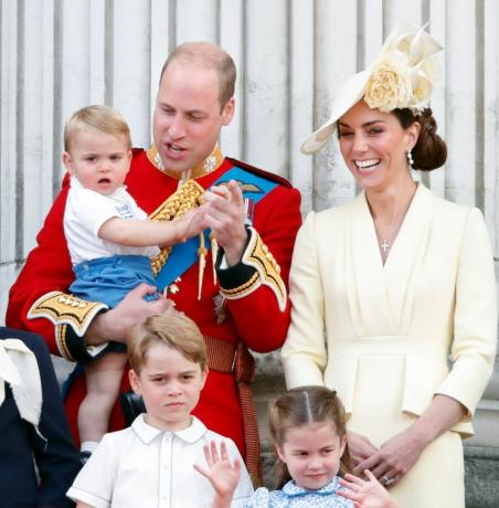 Londýn, Spojené kráľovstvo 8. júna embargo na uverejnenie v novinách Spojeného kráľovstva do 24 hodín od dátumu a času vytvorenia princ William, vojvoda z Cambridge, Catherine, vojvodkyňa z Cambridge, princ Louis z Cambridge, princ George z Cambridge a princezná charlotte z Cambridge stoja na balkóne Buckinghamského paláca počas hádzania farby, Výročná narodeninová prehliadka kráľovien, 8. júna 2019 v Londýne, Anglicko, sa predpokladá, že ako prvá sa uskutočnila výročná ceremónia zahŕňajúca viac ako 1400 gardistov a kavalérie. počas vlády kráľa Karola II. sa na prehliadke oslavujú oficiálne narodeniny panovníka, hoci skutočné narodeniny kráľovien sú 21. apríla. Fotografia od max mumbyindigogetty snímky