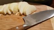 Kuchársky nôž Chrissy Teigenovej za 15 dolárov funguje rovnako dobre ako ony, ktoré sú 3x také drahé
