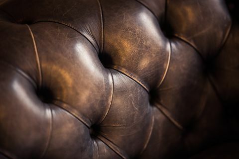 Detail luxusnej hnedej koženej pohovky